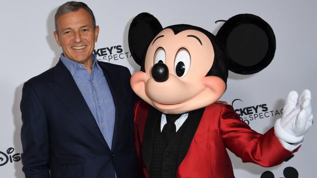 El CEO de Walt Disney Company, Robert Iger, posa con Mickey Mouse