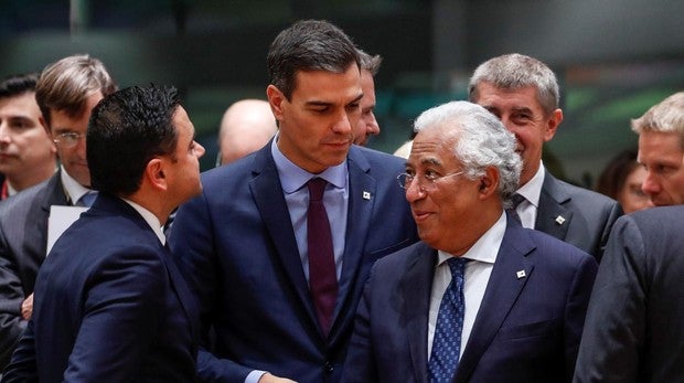 El presidente español, Pedro Sánchez (2-i), y el primer ministro portugués, Antonio Costa (d), antes del comienzo de una reunión en el edificio del Consejo Europeo, en Bruselas (Bélgica)