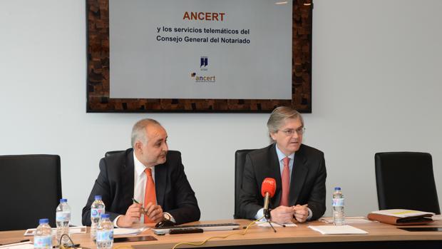 El consejero delegado de Ancert, Mario Abascal, y el vicepresidente del Notariado, José Luis LLedó