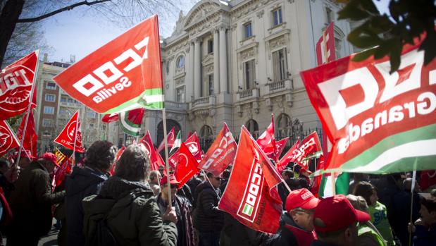 Manifestación de trabajadores de Endesa, el año pasado, ante la embajada de Italia en Madrid