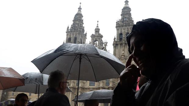 El viento y la lluvia jugaron una mala pasada a peregrions y turistas en Santiago de Compostela ayer