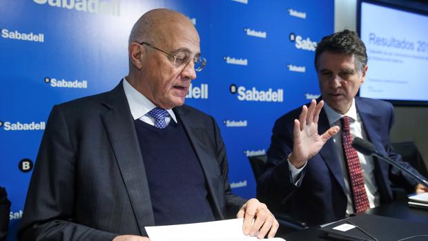 El presidente del Sabadell, José Oliu, y su consejero delegado, Jaime Guardiola