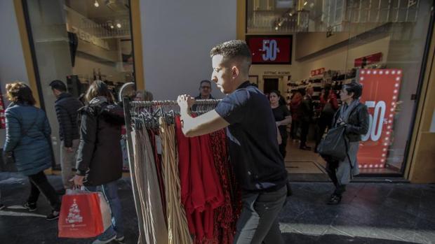 Las rebajas lastran las ventas de la moda a precios de temporada, según Acotex