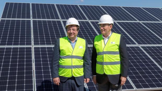 El presidente en funciones de la Junta de Extremadura, Guillermo Fernández Vara (i) y el presidente de Iberdrola, Ignacio Sánchez Galán (d)