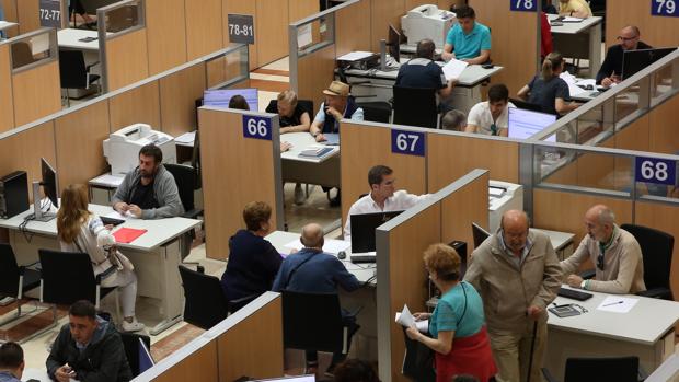 Funcionarios atienden las consultas durante la campaña de la Renta 2018