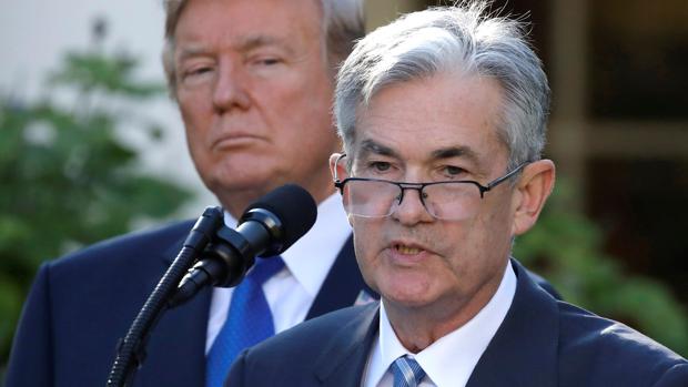 El presidente de la Reserva Federal de EE.UU., Jerome Powell, en una imagen de archivo junto a Donald Trump