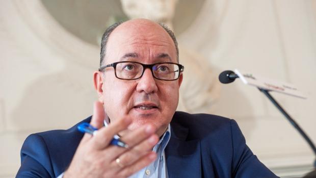 El presidente de la Asociación Española de Banca, José María Roldán, durante su conferencia en Santander
