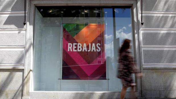 Cartel de rebajas en un comercio