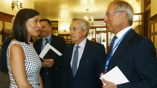 La alcaldesa de Santander, Gema Igual, el presidente de la CNMC, José María Marín, y el presidente de Viesgo, Miguel Antoñanzas, esta mañana