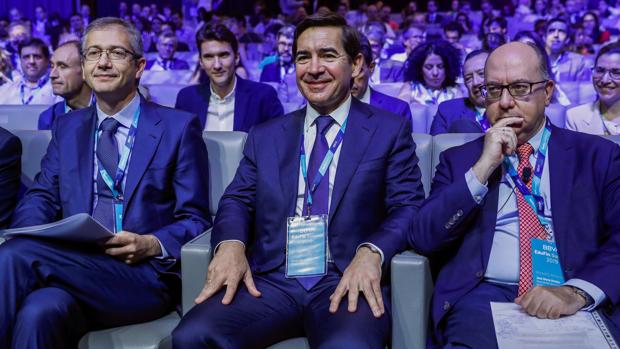 De izq. a dcha., el gobernador del Banco de España, Pablo Hernández de Cos, el presidente de BBVA, Carlos Torres Vila, y el presidente de la Asociación Española de Banca, José María Roldán, durante el EduFin Summit 2019