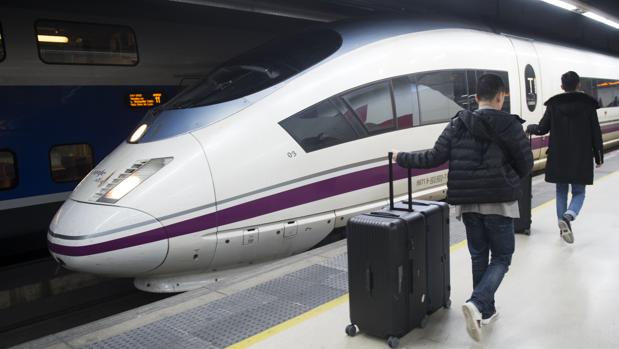 Los servicios esenciales garantizan la circulación de 280 trenes de AVE y Larga Distancia, el 72% de los 387 inicialmente programados