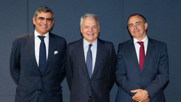 De izda a dcha: Juan Cruz, CIO de Cygnus, el presidente de Mutual Madrileña Ignacio Garralda y Emilio Ortiz, CIO de Mutuactivos