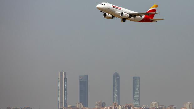 Un avión de Iberia despega de Madrid