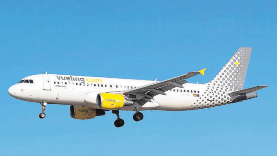 Vueling cancels 112 flights this weekend in El Prat over the Iberia strike and other economic