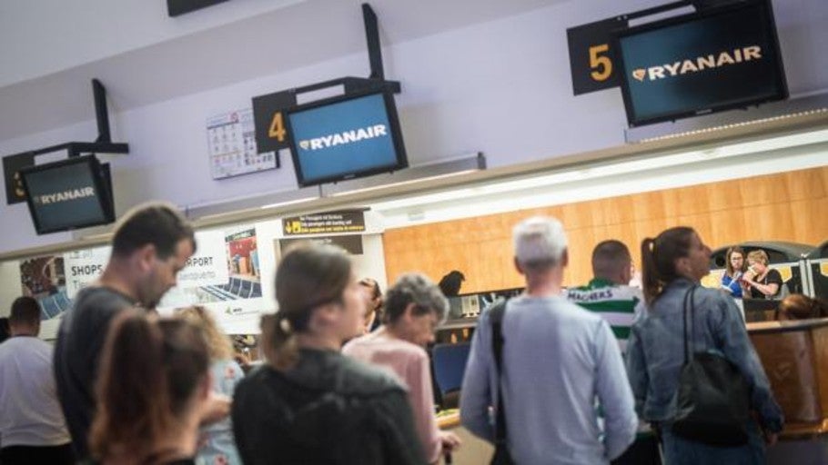 Los pilotos de Ryanair denuncian amenazas y coacciones en el primer día de su huelga