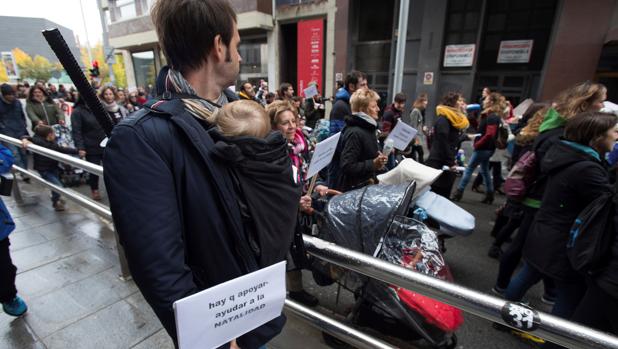 Imagen de una protesta por el pago del IRPF en la prestación por maternidad