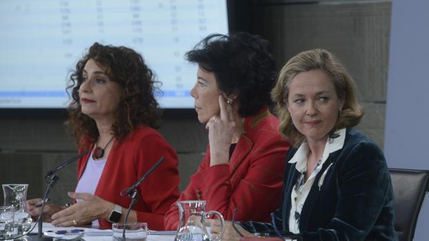 La ministra de Hacienda, María Jesús Montero; la de Educación y portavoz del Gobierno, Isabel Celaá; y la de Economía, Nadia Calviño, en una rueda de prensa tras el Consejo de Ministros