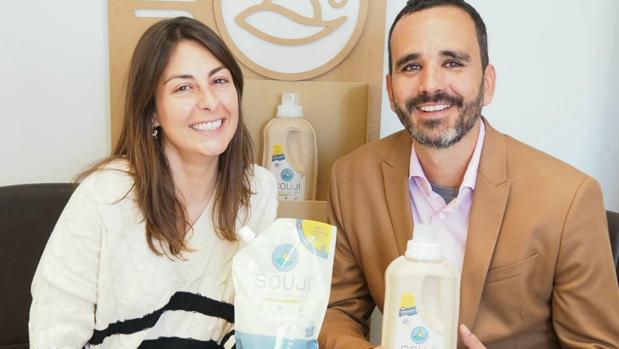 Catalina y Sergio, los fundadores de Souji, sostienen bolsas de su nuevo producto, que pretenden introducir en la hostelerÃa