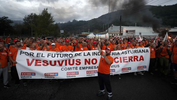 Los trabajadores de Vesuvius marchan a Oviedo en protesta por el ERE
