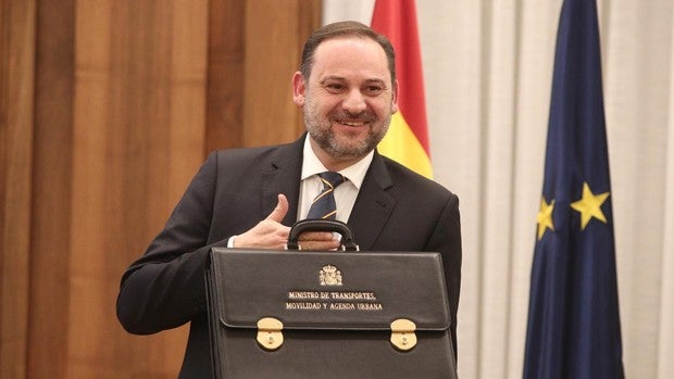 El ministro de Transporte, José Luis Ábalos, durante su toma de posesión