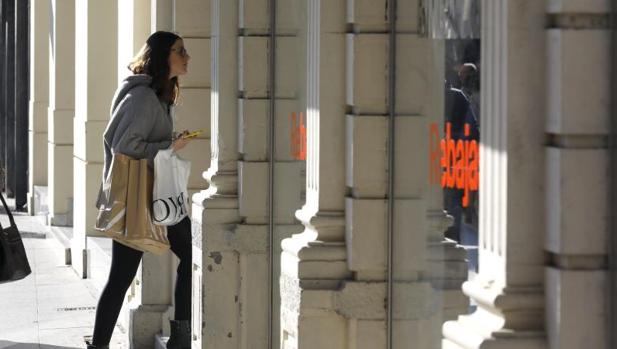 La confianza del consumidor baja en febrero tras encadenar tres meses de subidas