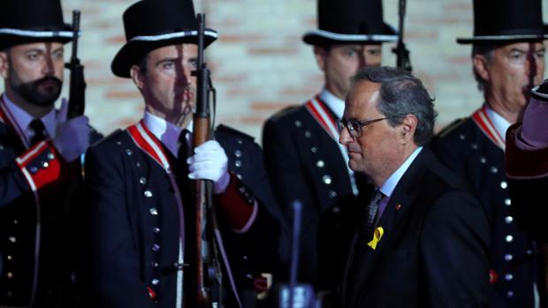 El presidente de la Generalitat, Quim Torra, pasando revista a una formación de gala de los Mossos