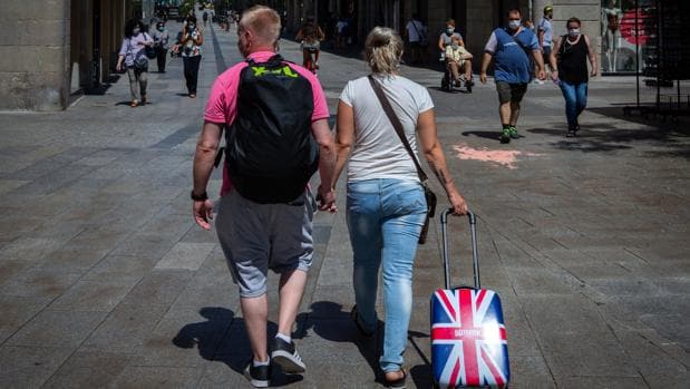 Turistas pasean por las Ramblas, en Barcelona