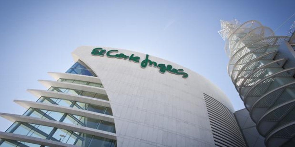 Los sindicatos de El Corte Inglés formalizan la comisión que negociará el plan de ajuste de empleo