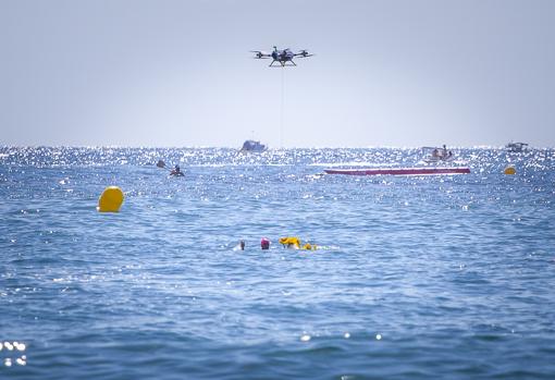 The General Drones aircraft carries two self-inflating life jackets and, if necessary, carries out their guided delivery to the victim