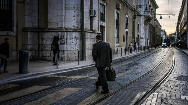 Portugal prohíbe por ley que las empresas contacten con los trabajadores fuera del horario laboral.
