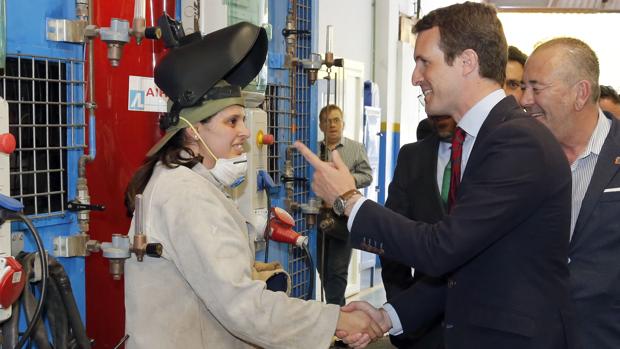 Pablo Casado conversa con una alumna del centro de formación técnico-profesional del metal de Las Palmas de Gran Canaria