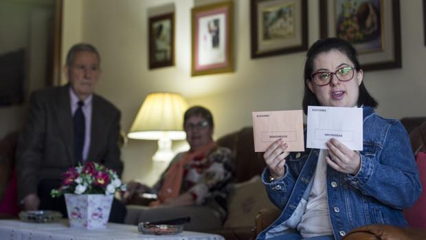 Beatriz Menasalvas muestra su apuesta electoral para el Senado y el Congreso, perfectamente sellada y «secreta», en presencia de sus padres, Alfonso y Pilar