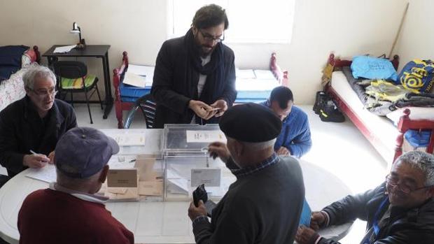 Los vecinos de Melide (La Coruña) acudieron a votar a una antigua escuela