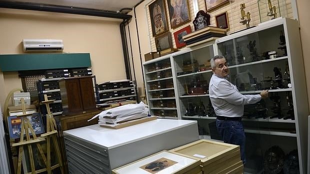 El investigador Juan de Carlos atiende el Legado de Cajal
