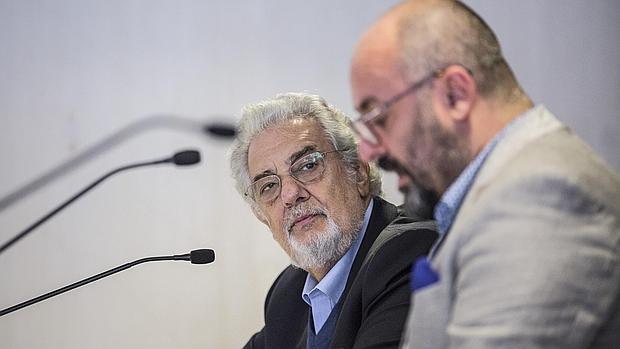 Imagen de Plácido Domingo junto al director de Les Arts
