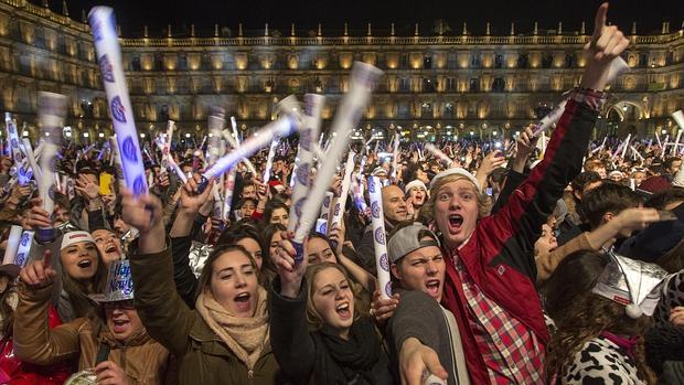 Cientos de jóvenes celebran la Nochevieja Universitaria