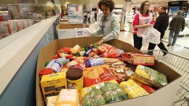 Unas voluntarias recogen alimentos para el banco