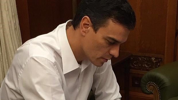 Sánchez prepara su discurso tras el anuncio del Rey