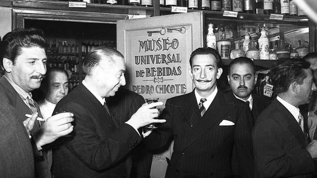 Fotografía de Contreras a Dalí en el Museo de bebidas de Pedro Chicote, con el famoso barman