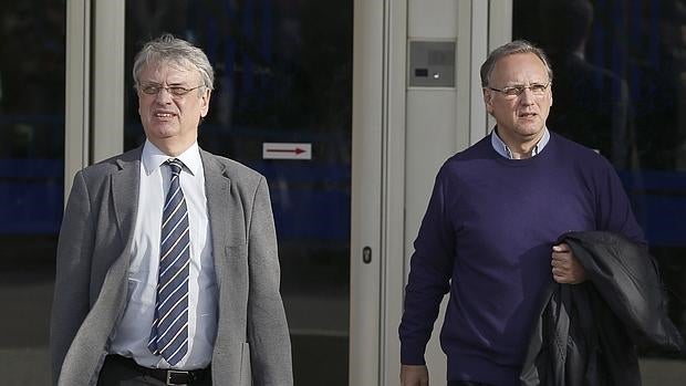 El exsecretario del Instituto Nóos Miguel Tejeiro Losada (i) junto a Marco A. Tejeiro Losada