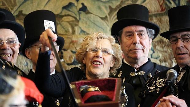 Manuela Carmena, ayer, en el acto del entierro de la sardina que puso fin a su problemático carnaval