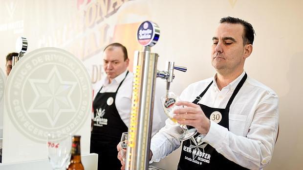Imagen del ganador del concuro en plena tarea
