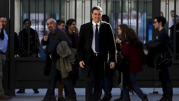 Pedro Sánchez entrando ayer al Congreso