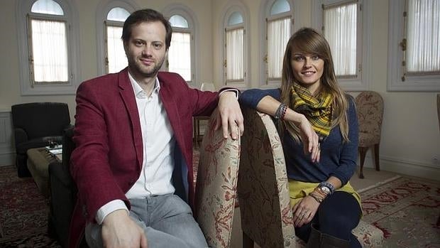 Axel Kaiser y Gloria Álvarez posan tras finalizar la entrevista