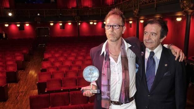 El poeta zamorano Jesús Losada junto con el director del Teatro Zorrilla, Enrique Cornejo