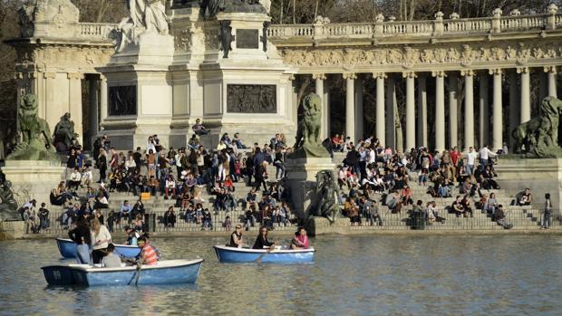Visitantes del parque, de paseo en el Estanque Grande de El Retiro de Madrid