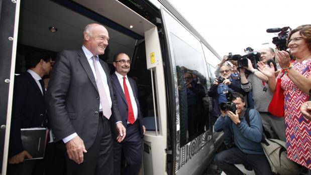 El presidente de Aragón, Javier Lambán, junto a su homólogo de Aquitania, este viernes en el tren que ha inaugurado el tramo reabierto entre Olorón y Bedous