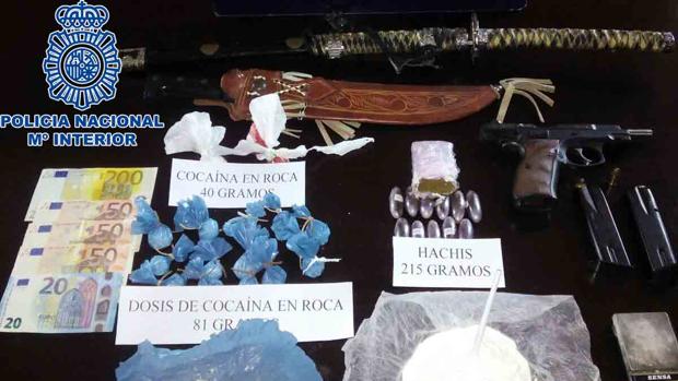 Imagen del dinero y la droga hallados en el domicilio de la detenida