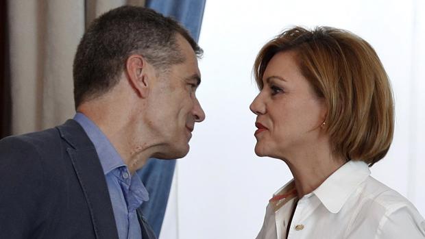 Cospedal saluda a Toni Cantó, diputado de Ciudadanos