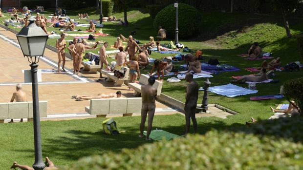 Un grupo de nudistas en una piscina municipal de Madrid